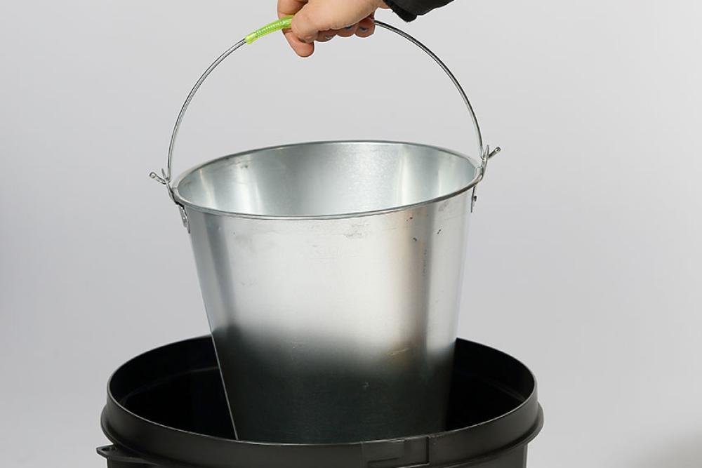 ATP-0002-022 | STAANDE ASBAK OP VOET 10L - KUNSTSTOF INCL. GALVA EMMER