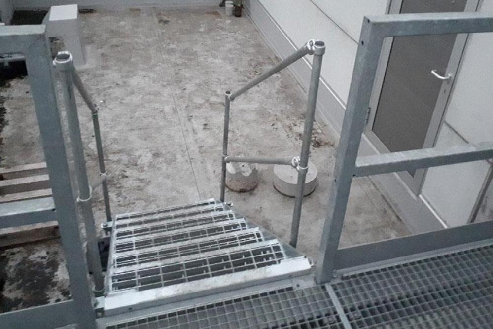 ALX-0001-000 | 1-STEP STEPOVER - PLATFORM 1000MM INCLUSIEF HANDRAIL