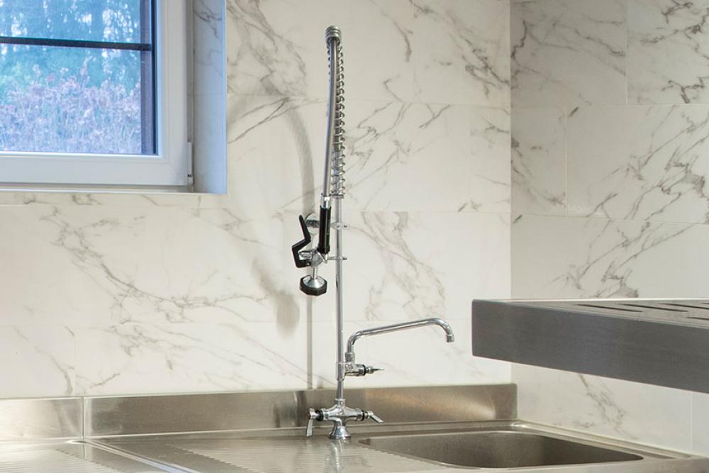 LKE-2410-000 | ENKELGATS VOORSPOELDOUCHE TAFELMODEL INCL. KWARTSLAG TUSSENKRAAN
